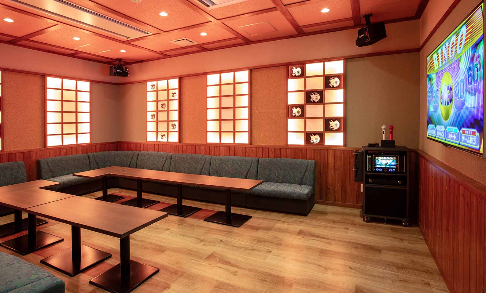 個室カラオケ「山路」